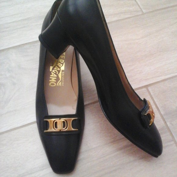Salvatore Ferragamo Black Italian Leather Low Heel Pump. Size 7B - Picture 1 of 10